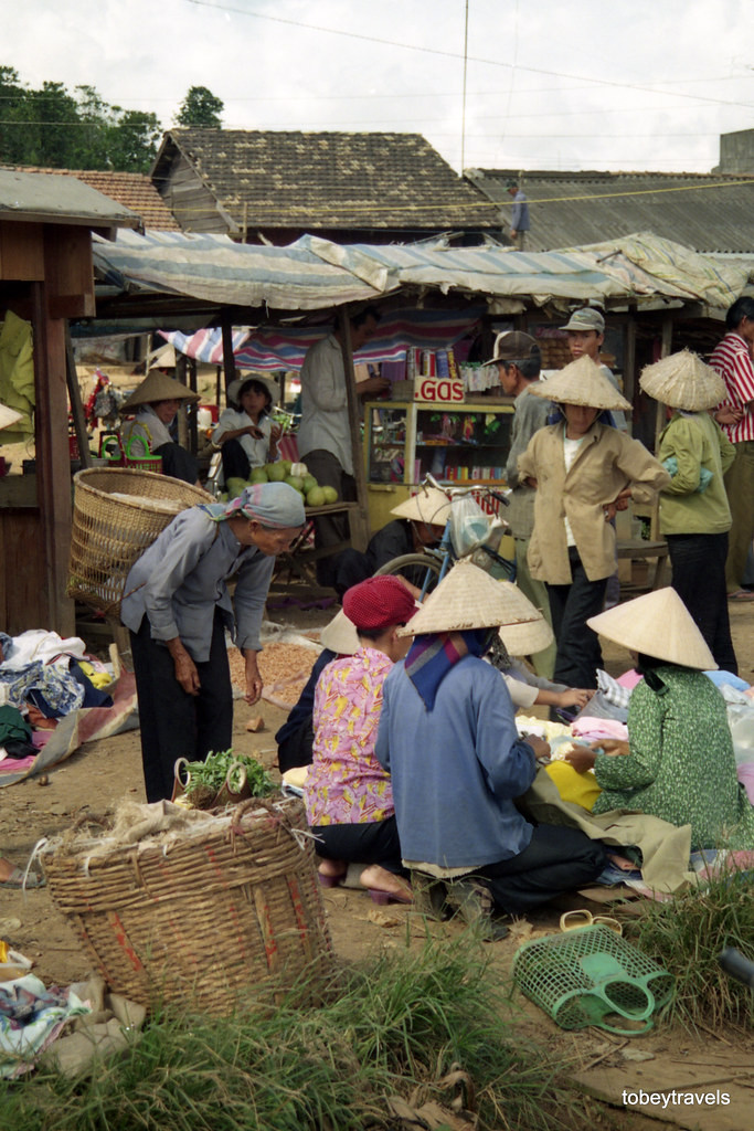 Sạp quần áo thu hút một nhóm khách nữ.