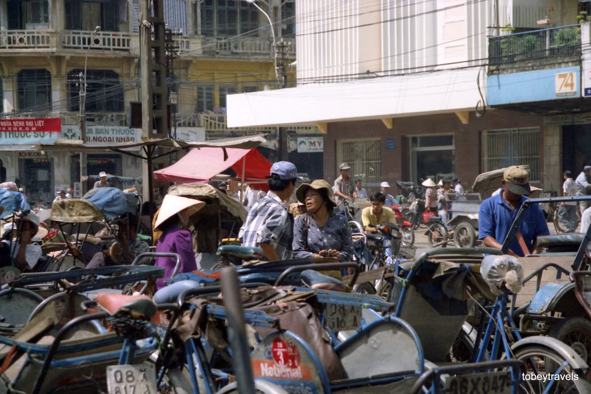 Đường Tháp Mười, phía ngoài chợ Bình Tây.