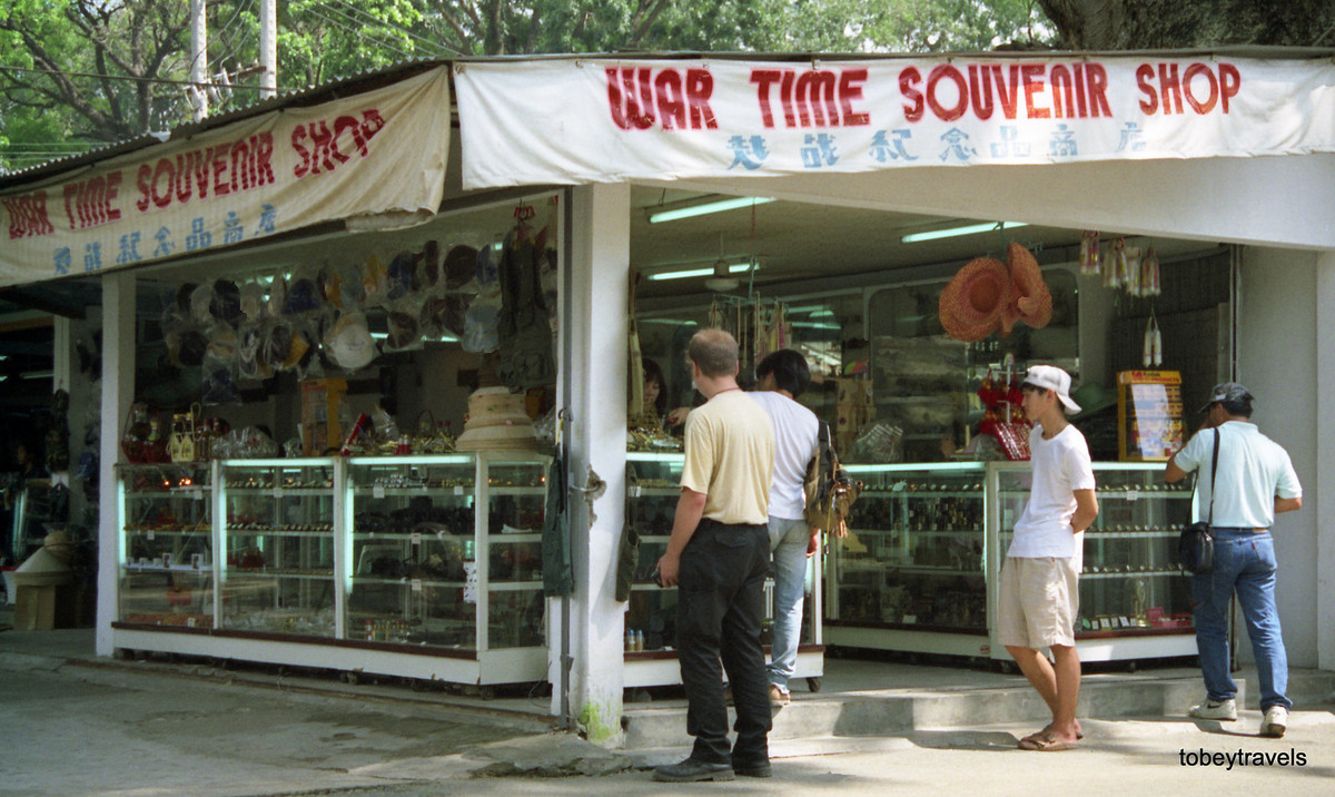 Cửa hàng lưu niệm trong Bảo tàng Chứng tích Chiến tranh.