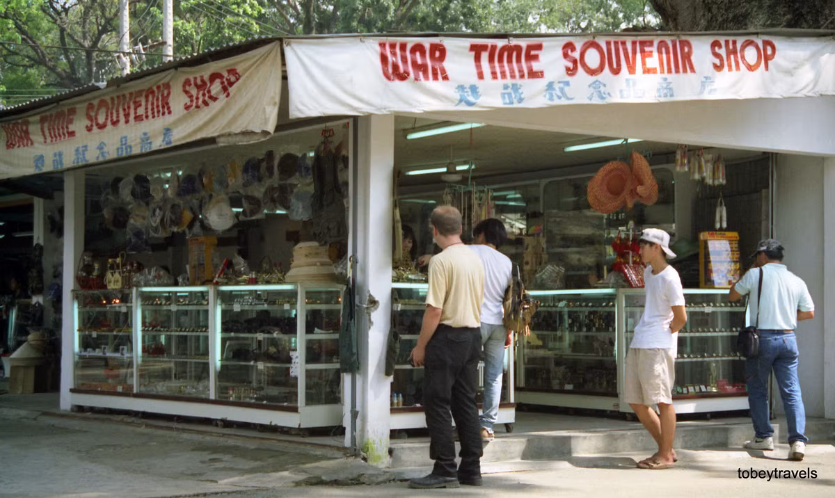 Cửa hàng lưu niệm trong Bảo tàng Chứng tích Chiến tranh.