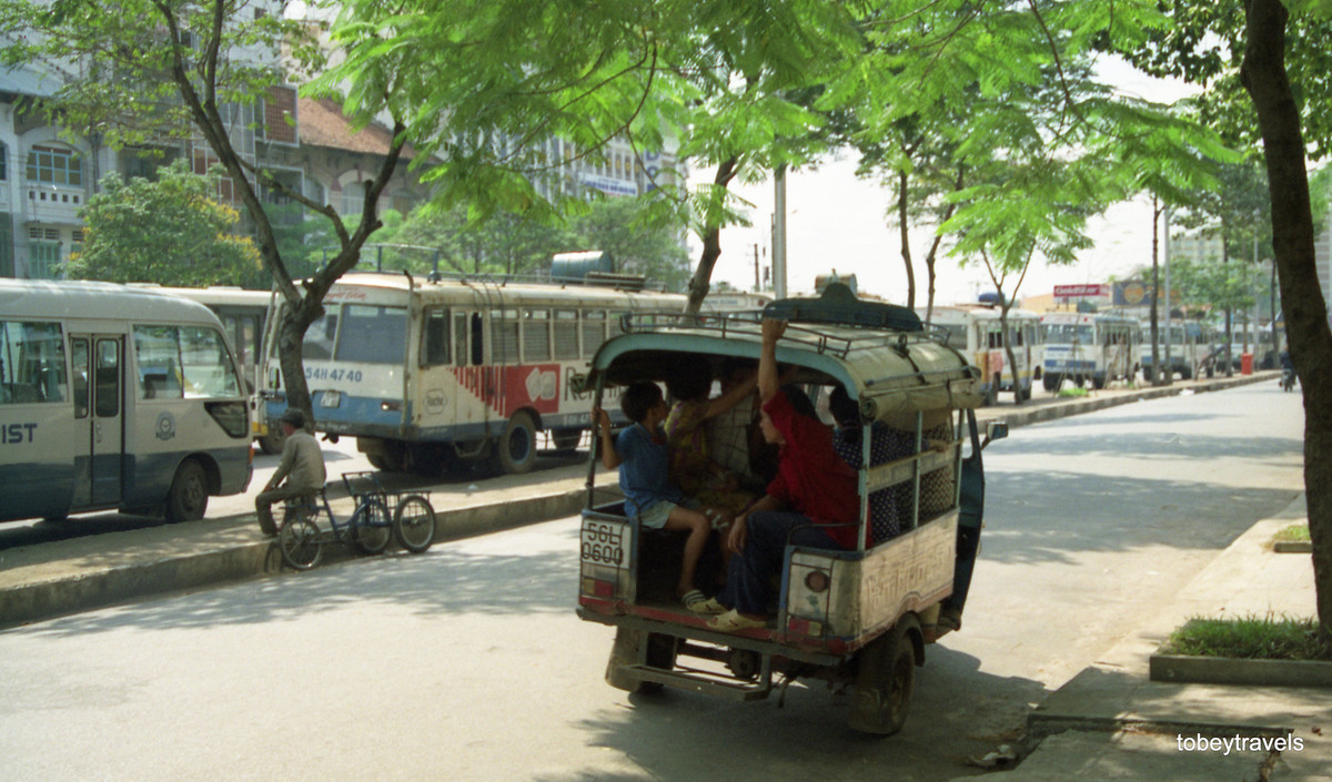 Xe lam chật kín khách chạy trên đường Hàm Nghi.