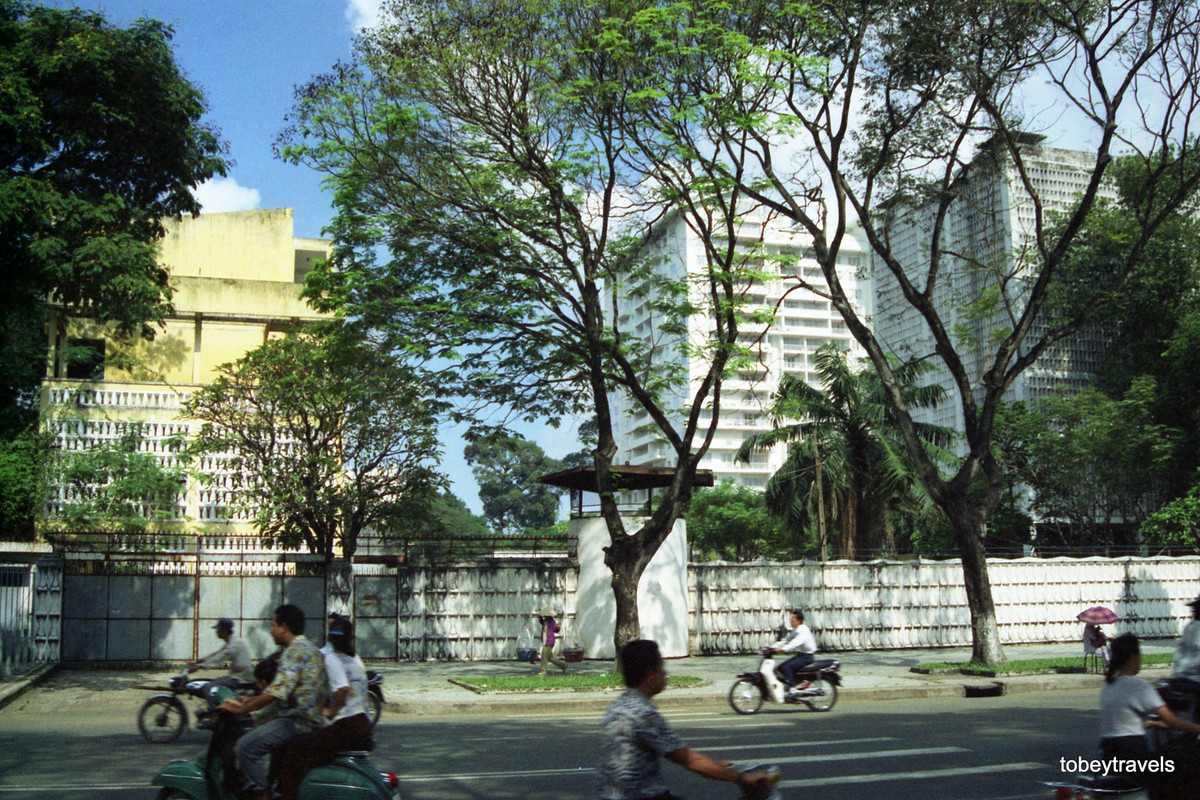 Trên đường Lê Duẩn, phía ngoài Đại sứ quán Mỹ.