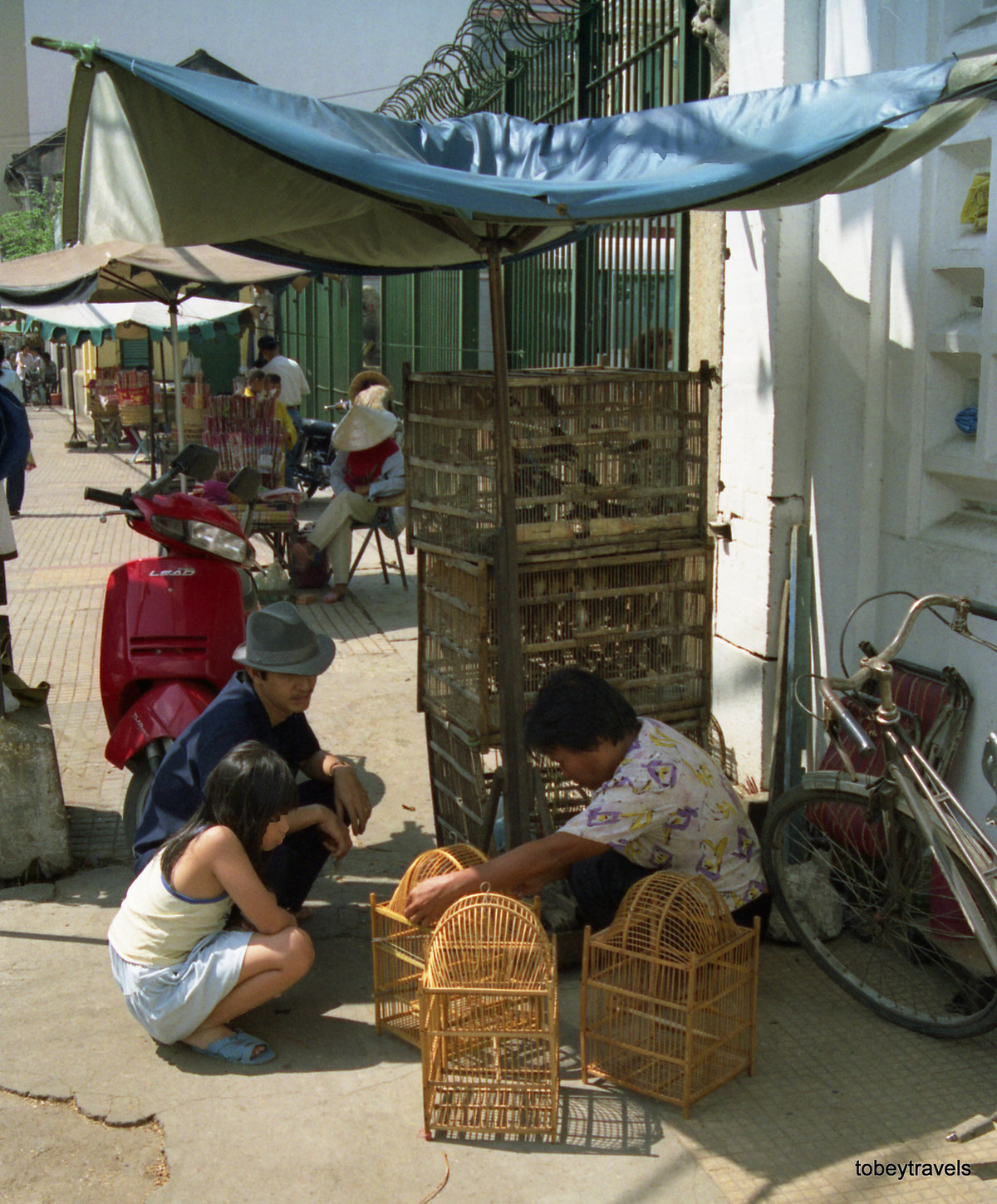 Quầy bán chim phóng sinh bên ngoài chùa Bà Thiên Hậu.