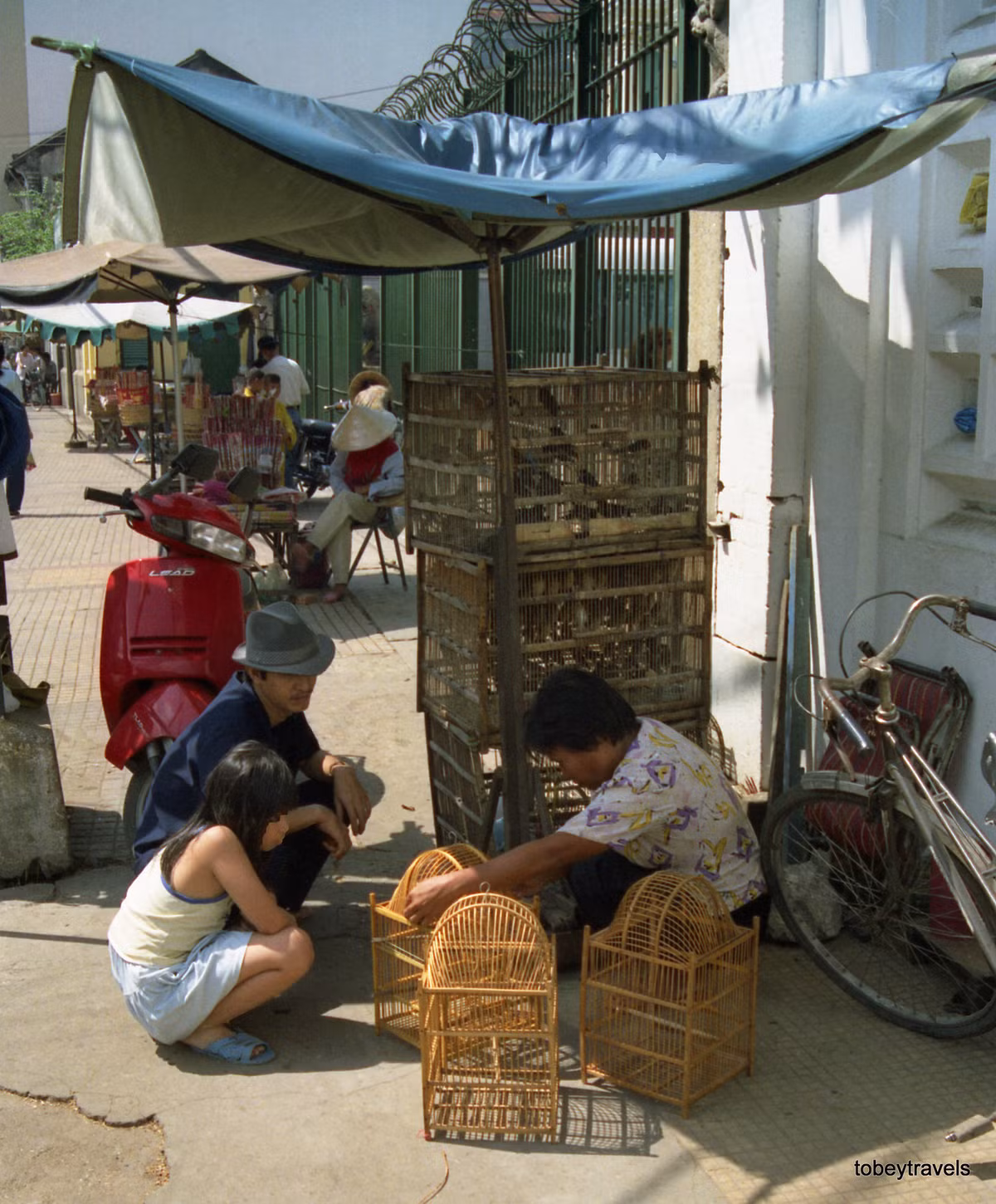 Quầy bán chim phóng sinh bên ngoài chùa Bà Thiên Hậu.