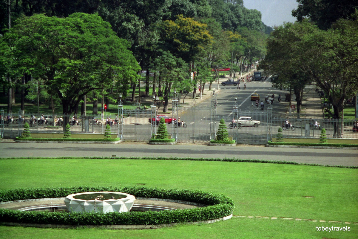 Từ Dinh Độc Lập nhìn ra đường Lê Duẩn.