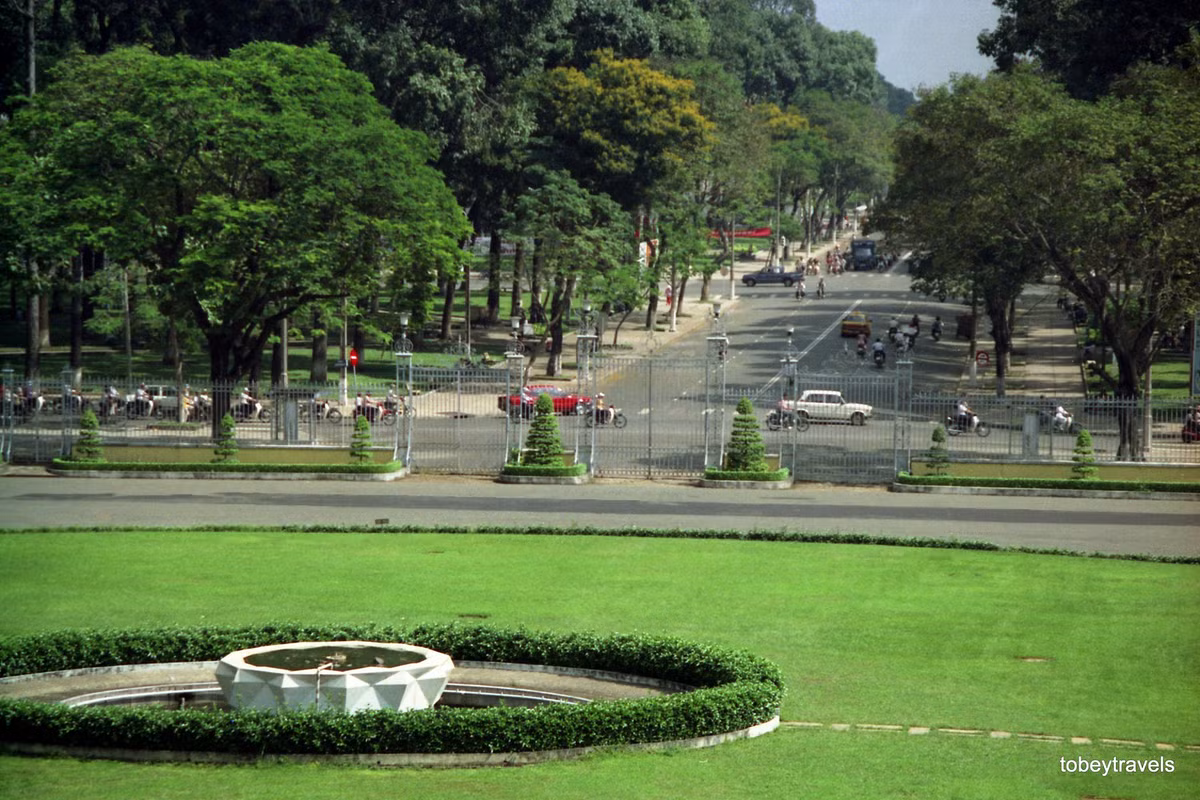 Từ Dinh Độc Lập nhìn ra đường Lê Duẩn.