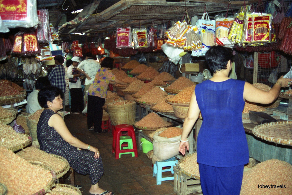 Các quầy đồ khô ở chợ Bình Tây.