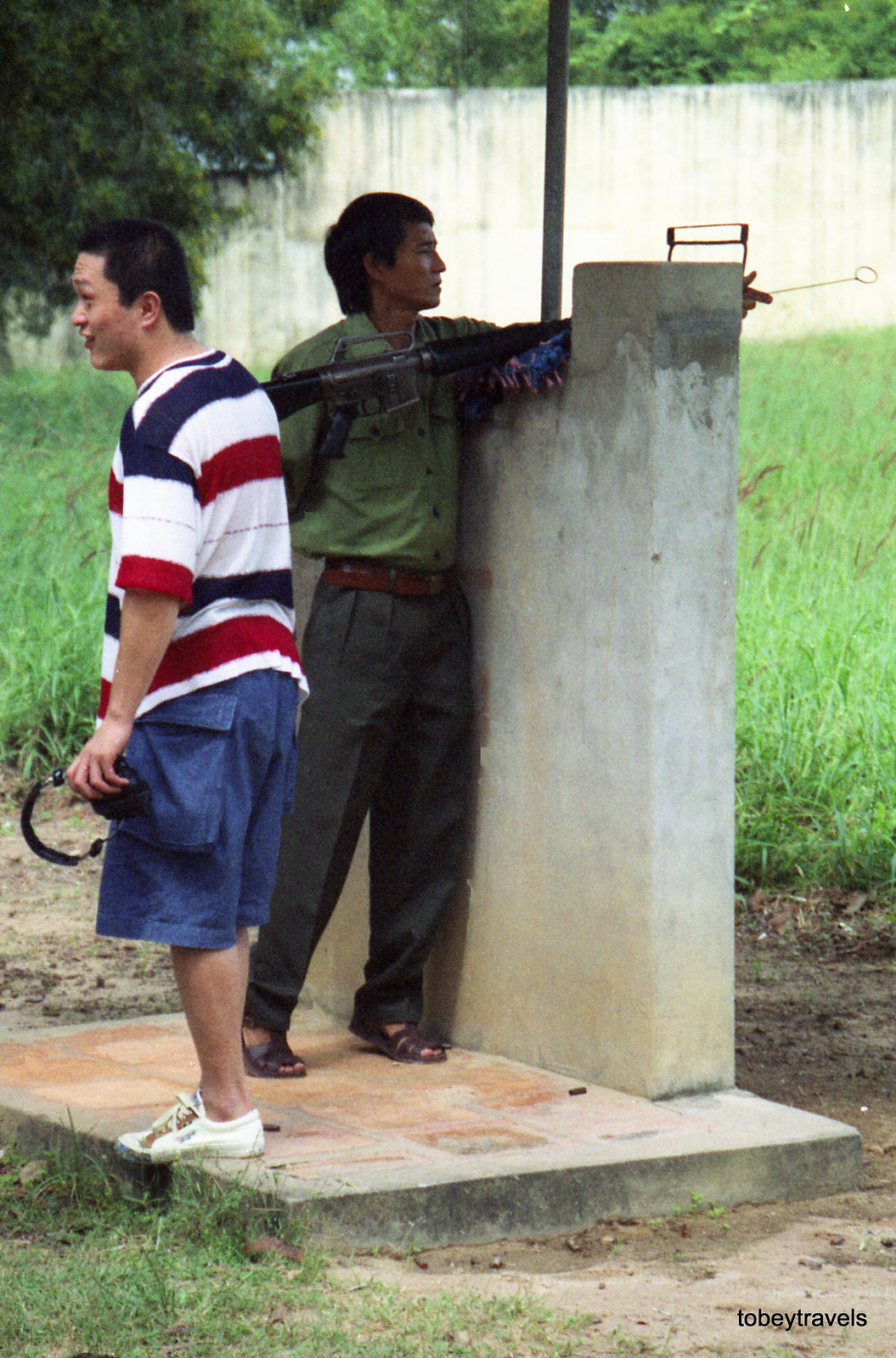 Nhân viên tại trường bắn tại địa đạo Củ Chi chuẩn bị súng cho một du khách trải nghiệm.