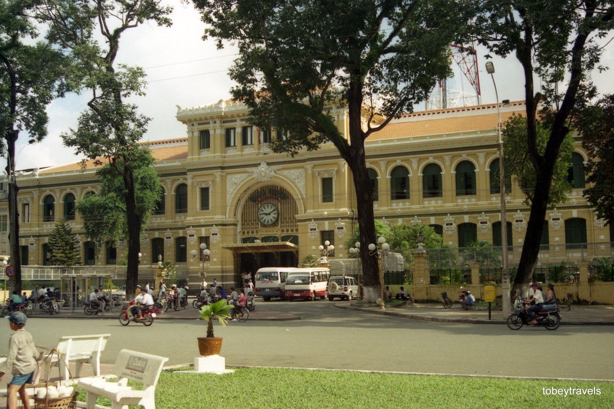 Bên ngoài Bưu điện Trung tâm.