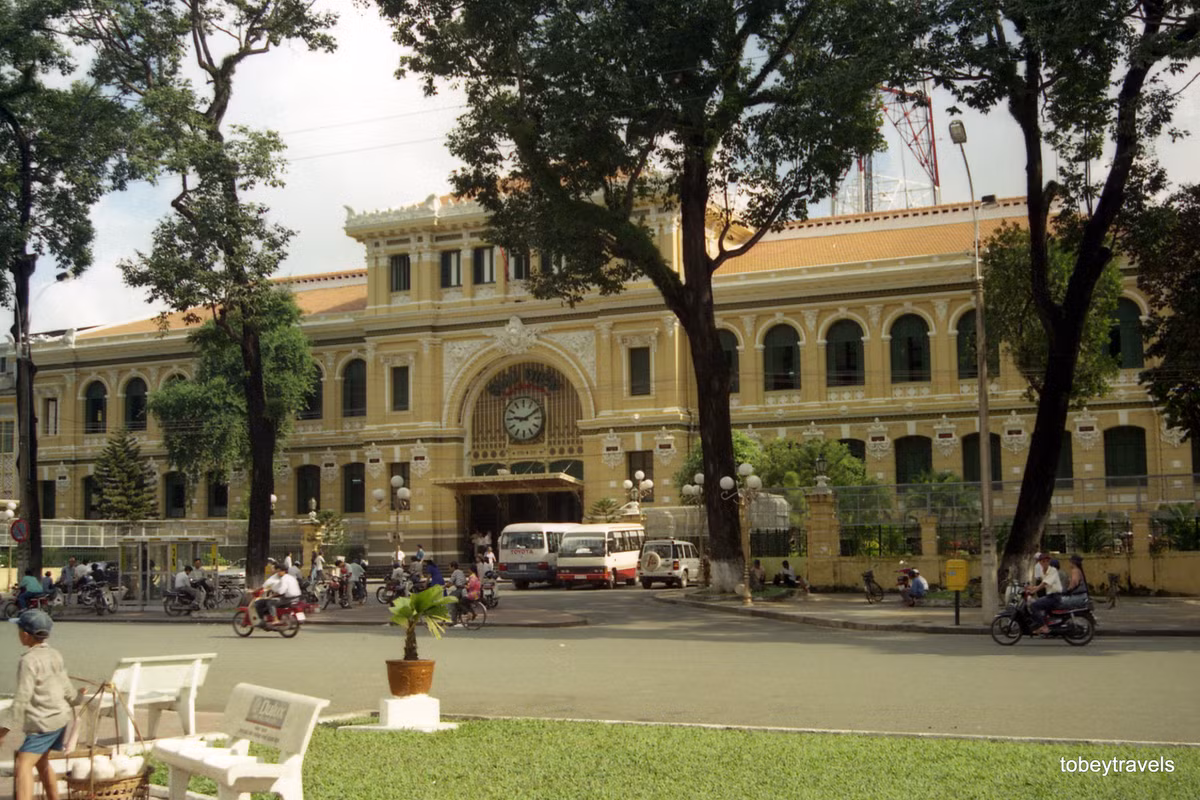 Bên ngoài Bưu điện Trung tâm.