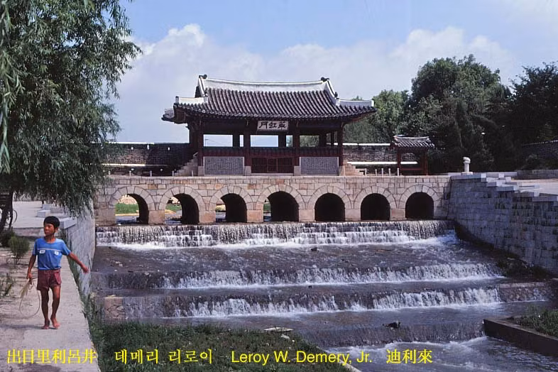 Cổng Hwahongmun ở thành cổ Hwaseong, thành phố Suwon.