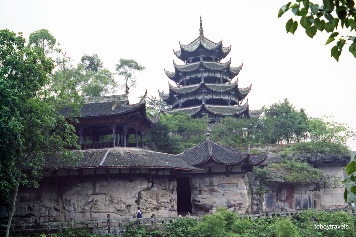 Núi Bảo Đỉnh ở Đại Túc, nơi có quần thể tượng khắc đá cổ xưa, phần lớn được tạo tác vào thời nhà Tống.