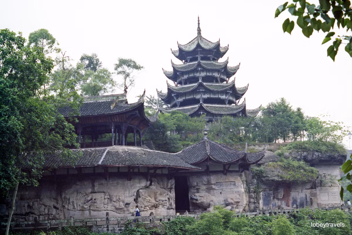 Núi Bảo Đỉnh ở Đại Túc, nơi có quần thể tượng khắc đá cổ xưa, phần lớn được tạo tác vào thời nhà Tống.