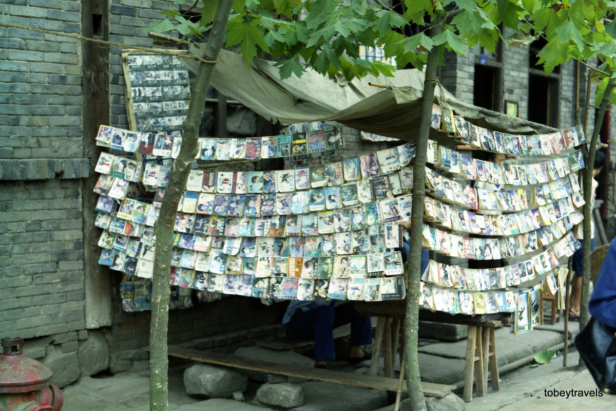 "Thư viện" làng với những cuốn sách, truyện được vắt trên dây.