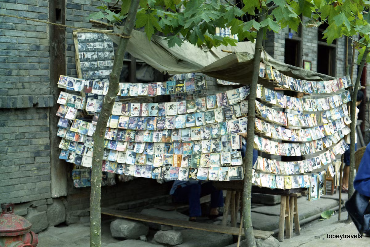 "Thư viện" làng với những cuốn sách, truyện được vắt trên dây.