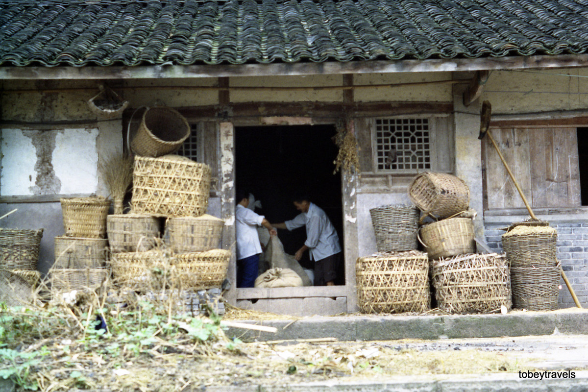 Bên ngoài nhà kho của một hộ nông dân.
