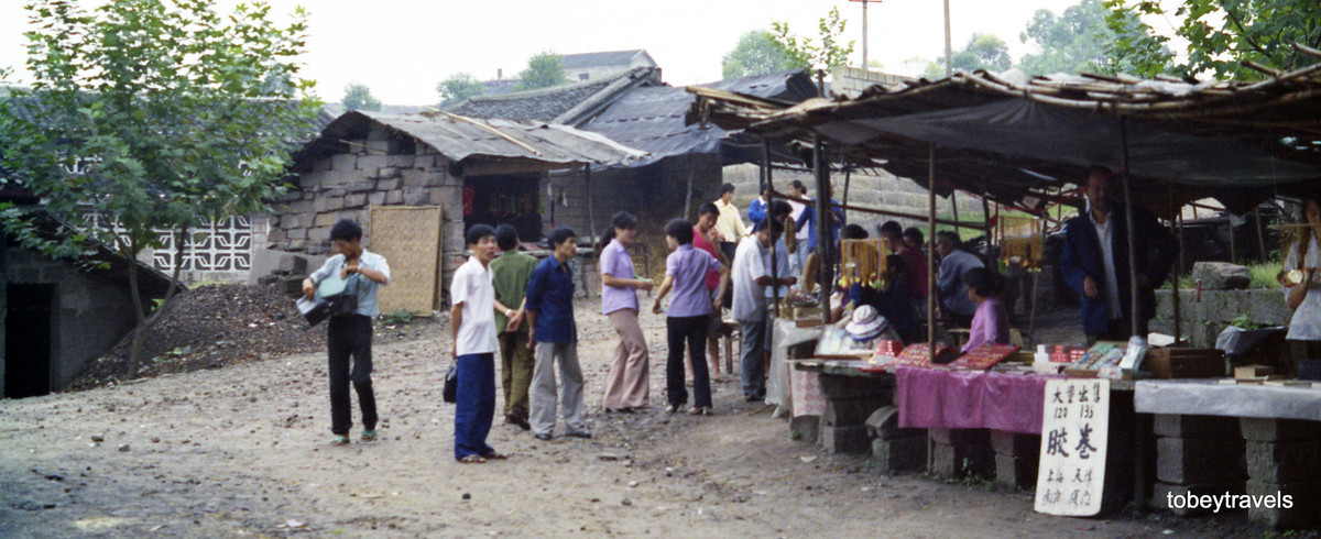 Khung cảnh tại chợ làng.