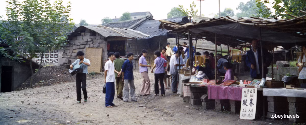 Khung cảnh tại chợ làng.
