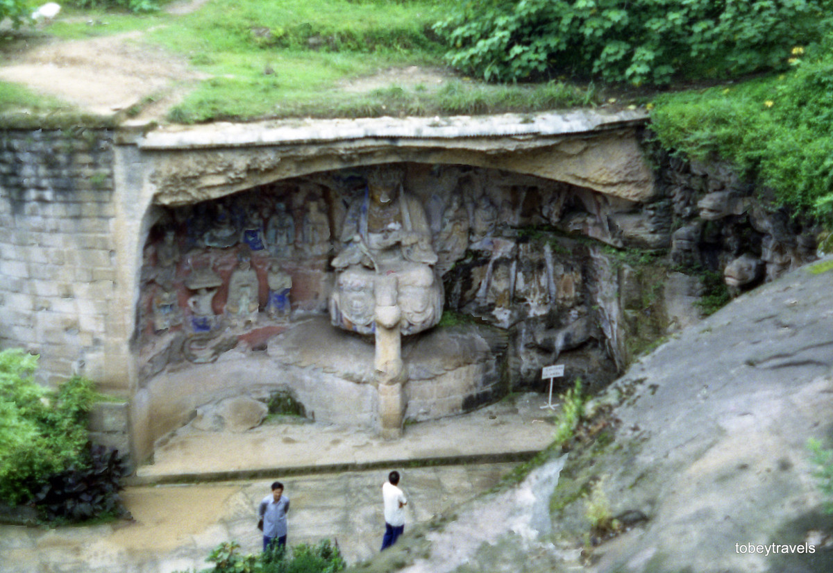 Du khách tham quan di tích tượng khắc đá Đại Túc.