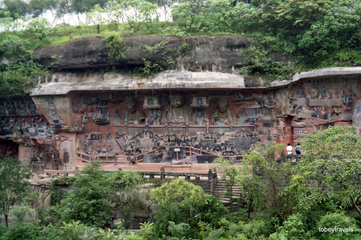 Hình ảnh cõi "Tây Phương cực lạc" được khắc trên núi Bảo Đỉnh. Nơi đây được công nhận là Di sản văn hóa thế giới từ năm 1999.