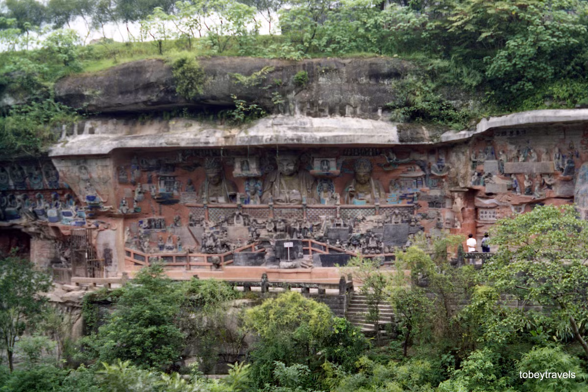 Hình ảnh cõi "Tây Phương cực lạc" được khắc trên núi Bảo Đỉnh. Nơi đây được công nhận là Di sản văn hóa thế giới từ năm 1999.