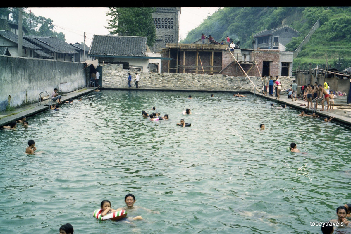 Người dân địa phương thư giãn trong bể bơi sử dụng nguồn suối nước nóng.