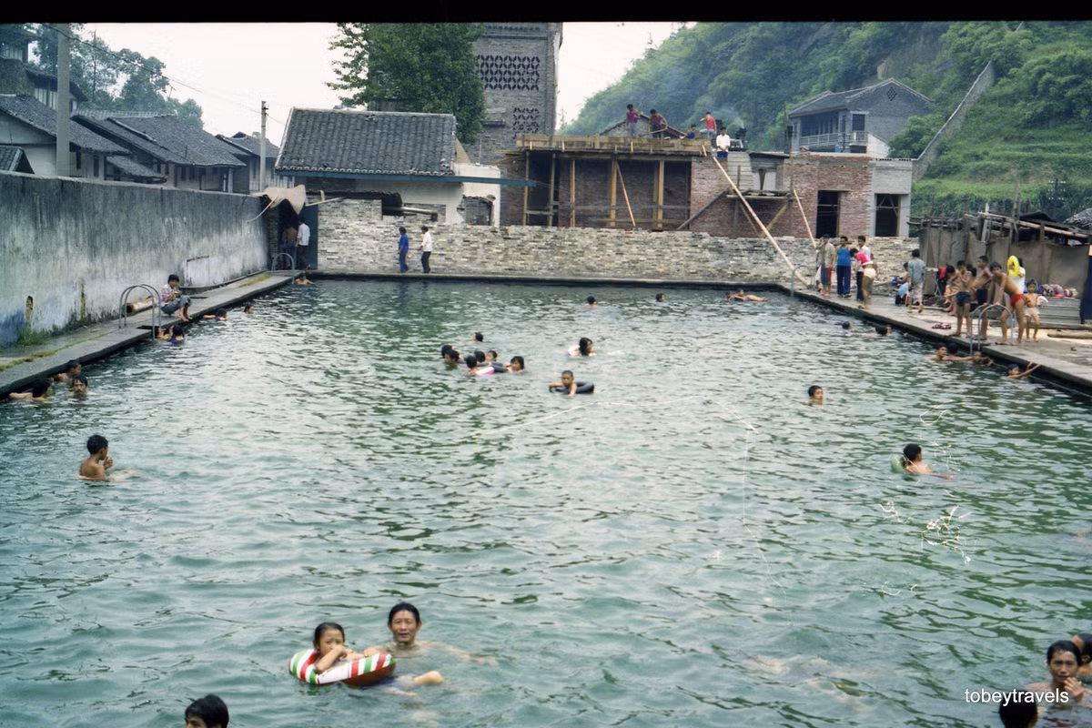 Người dân địa phương thư giãn trong bể bơi sử dụng nguồn suối nước nóng.