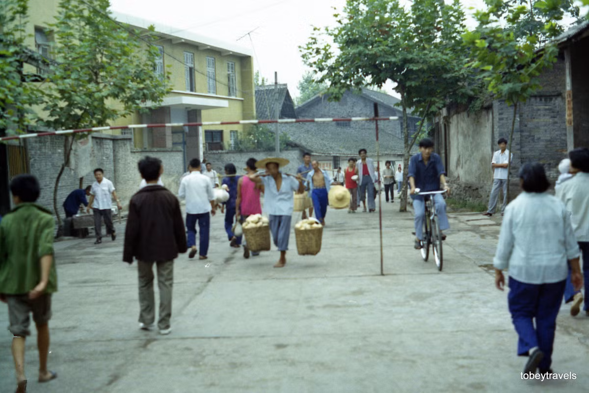 Người dân qua lại nhộn nhịp trên đường làng.