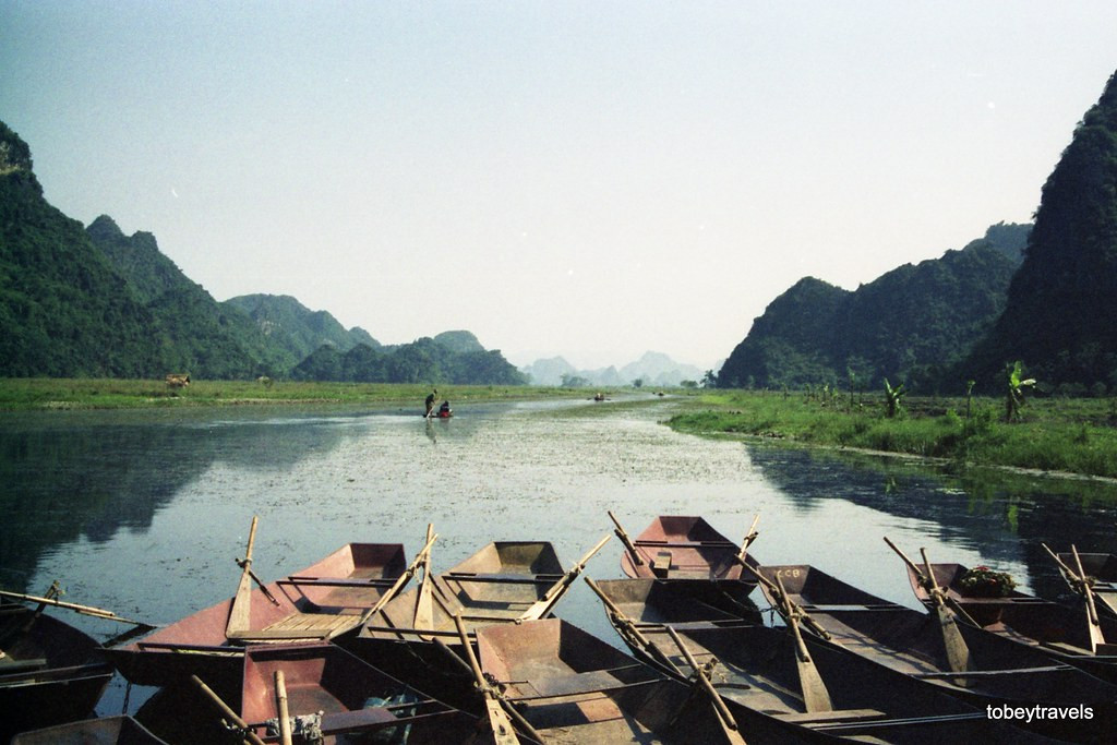 Khung cảnh kỳ vĩ của suối Yến trải ra trước tầm mắt.