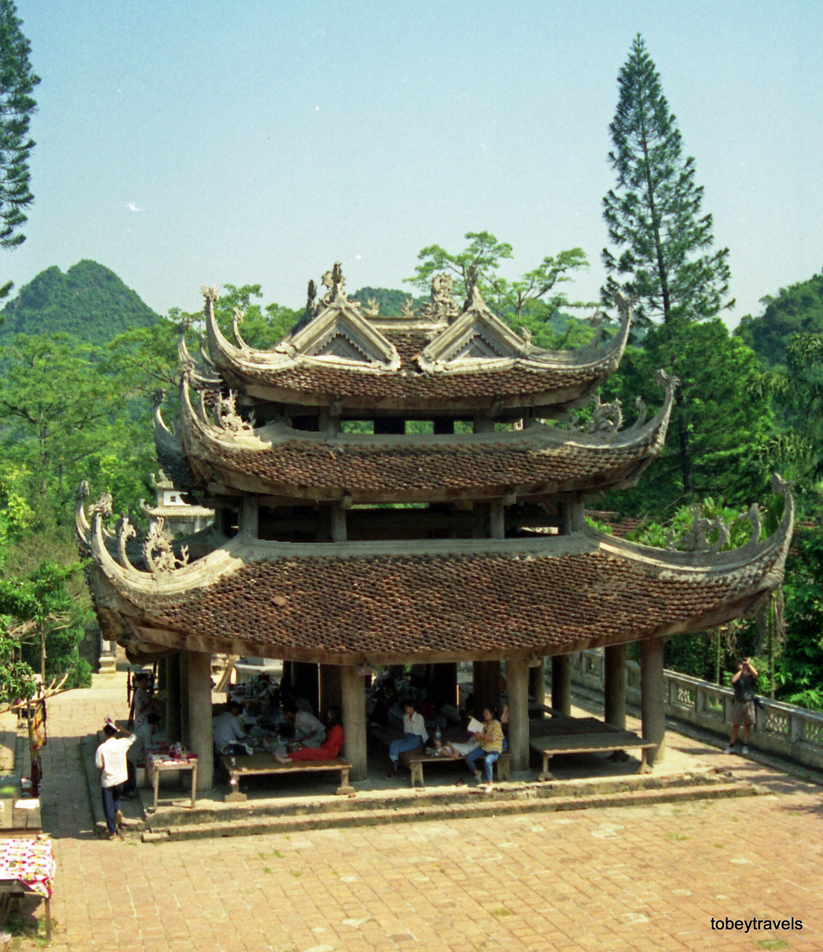 Gác chuông có kiến trúc độc đáo của chùa Hương.