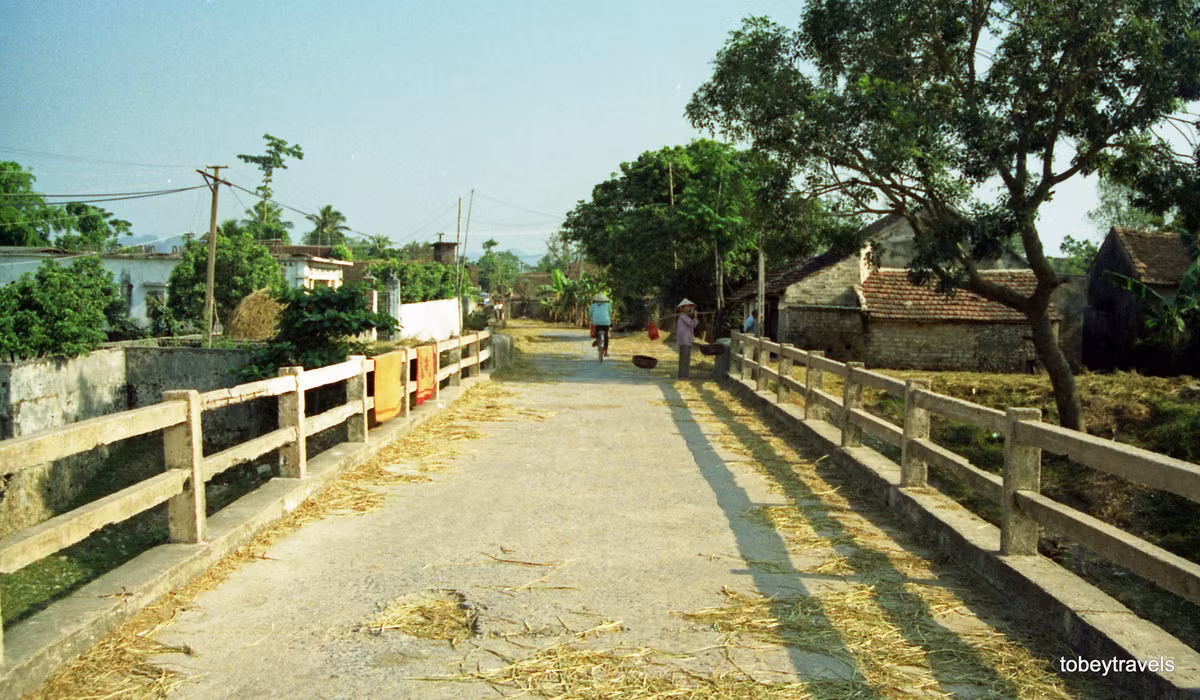 Trên cây cầu ở một ngôi làng thuộc địa phận huyện Mỹ Đức, tỉnh Hà Tây (nay thuộc Hà Nội) năm 1998. Ảnh: Tobeytravels Flickr.