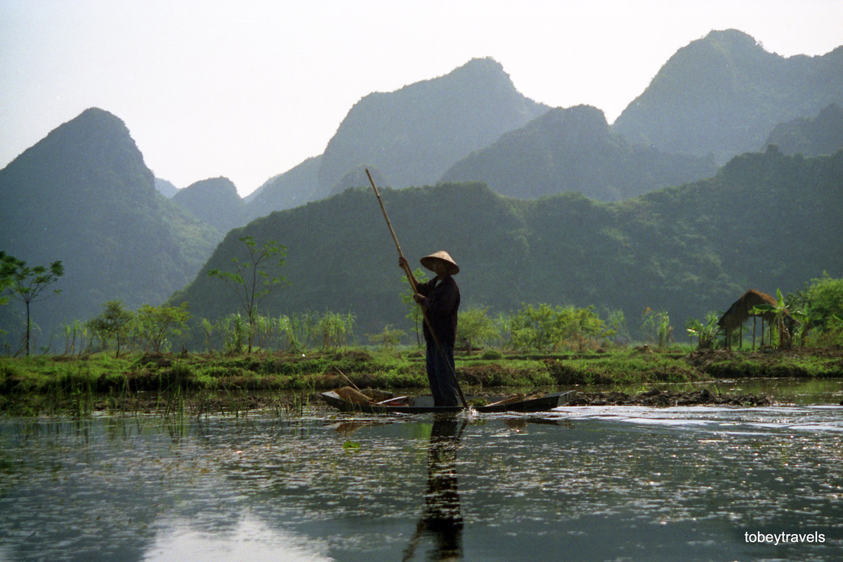 Người dân địa phương mưu sinh trên mặt nước.