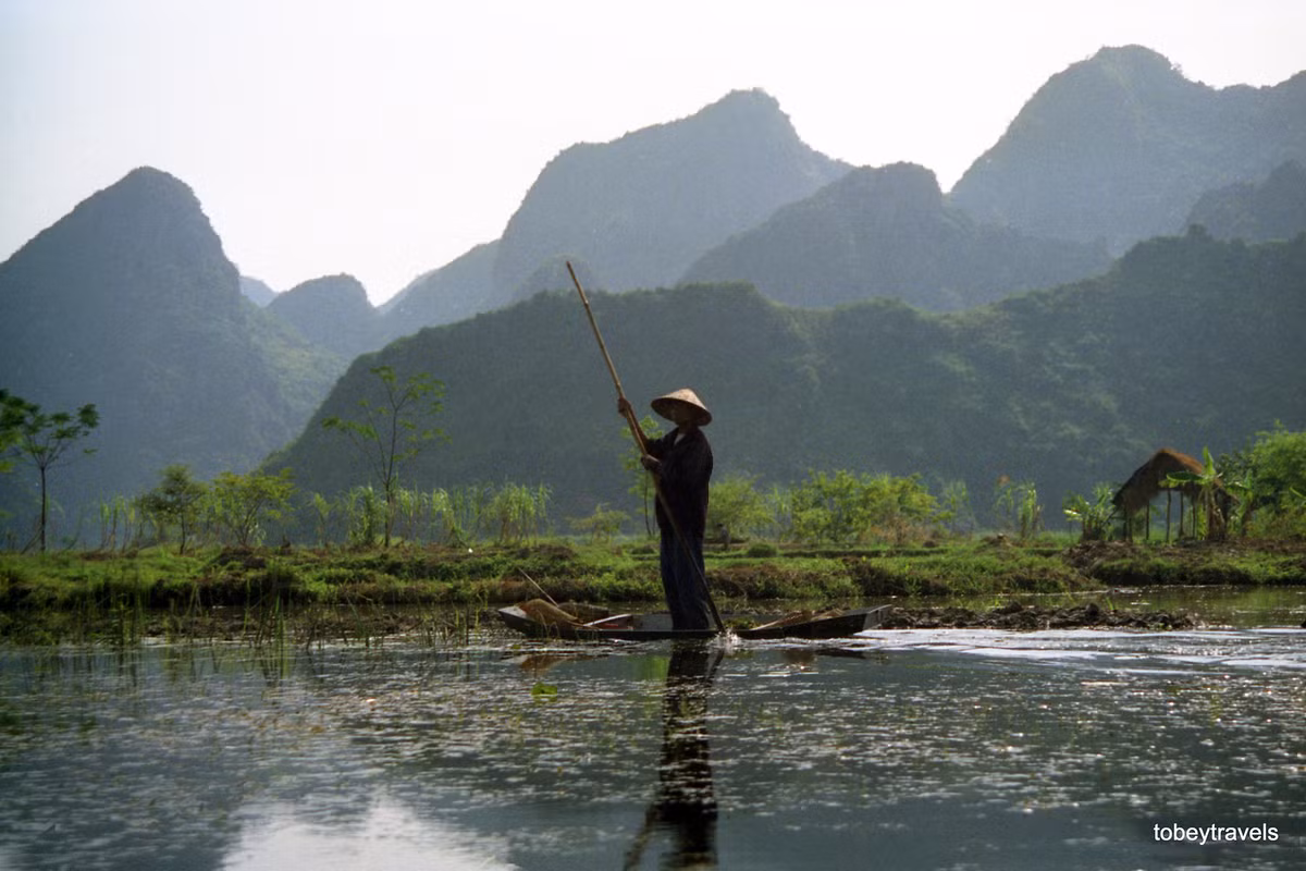 Người dân địa phương mưu sinh trên mặt nước.