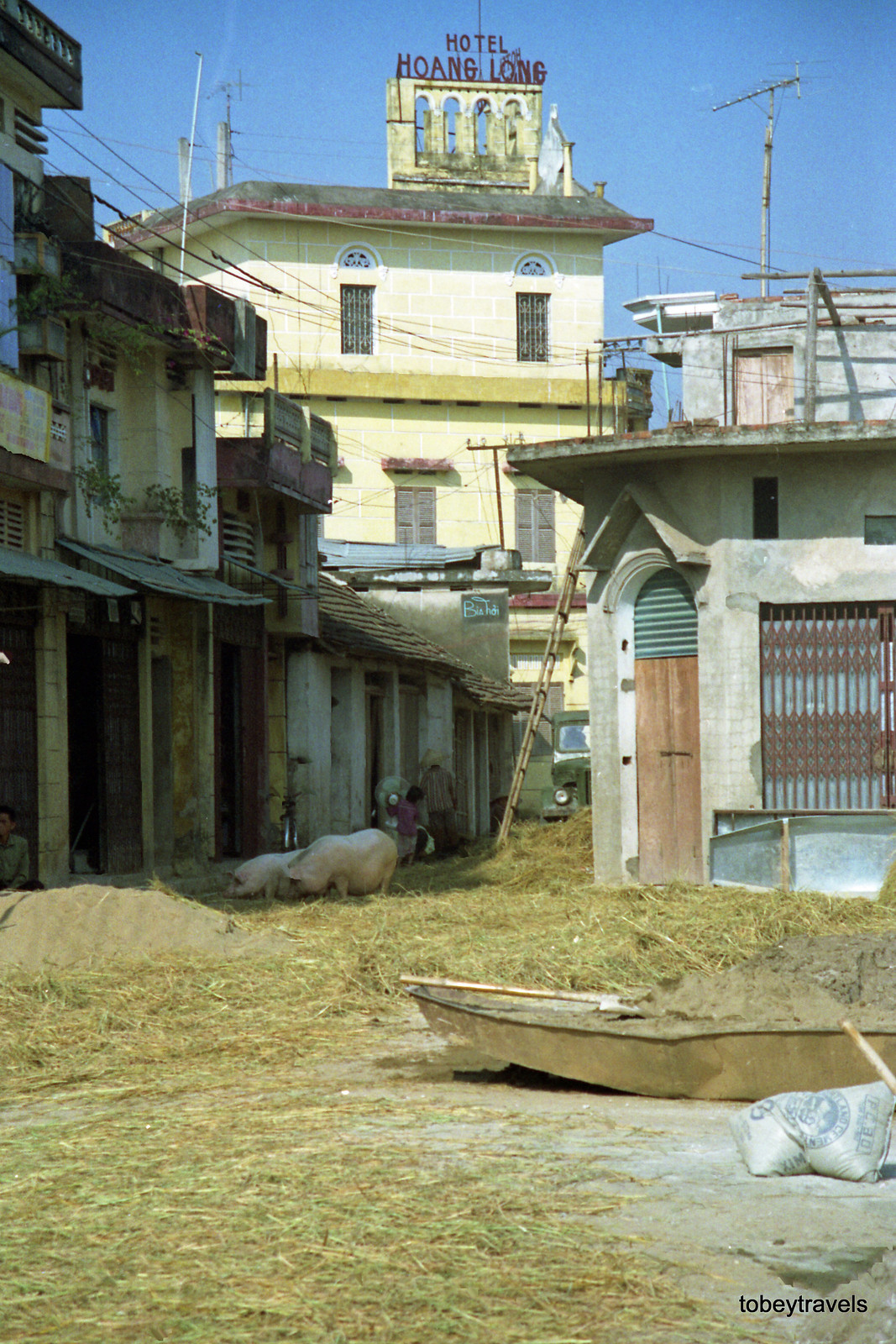 Rơm rạ phủ đầy các ngả đường mùa gặt.