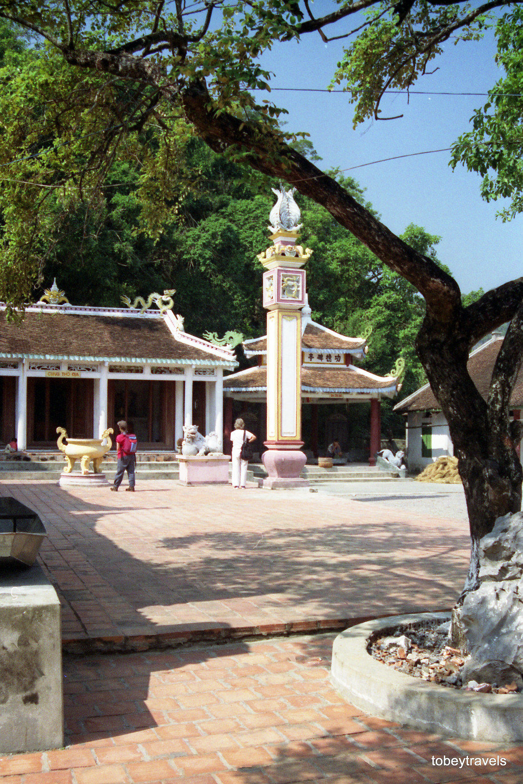 Một góc sân chùa.