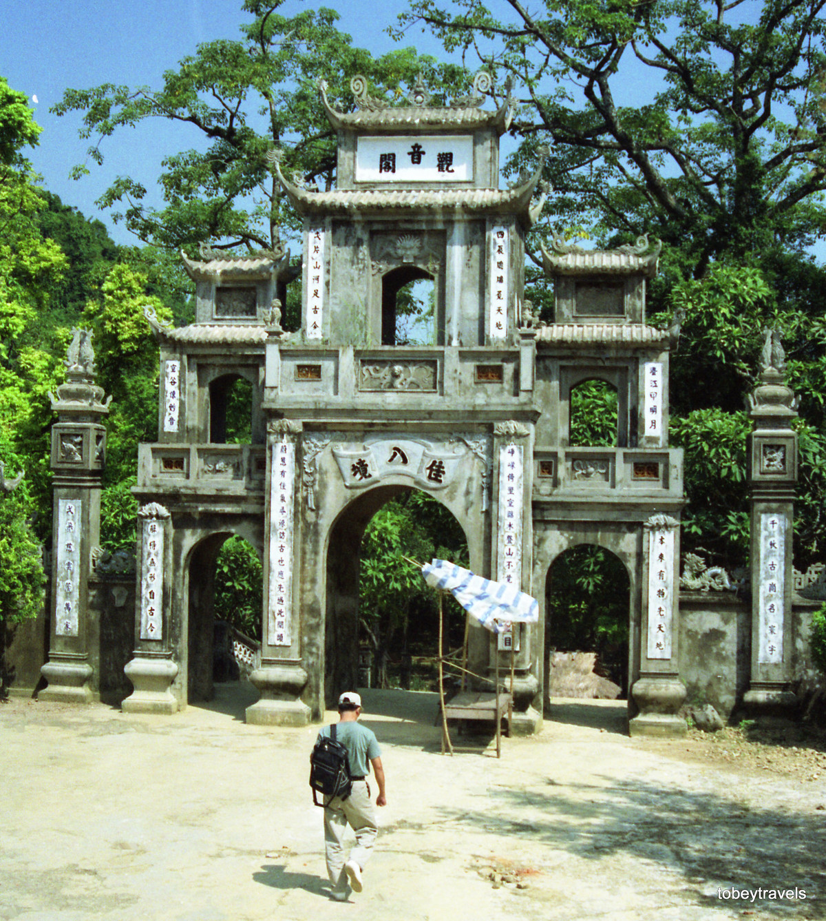 Cổng tam quan chùa Hương.