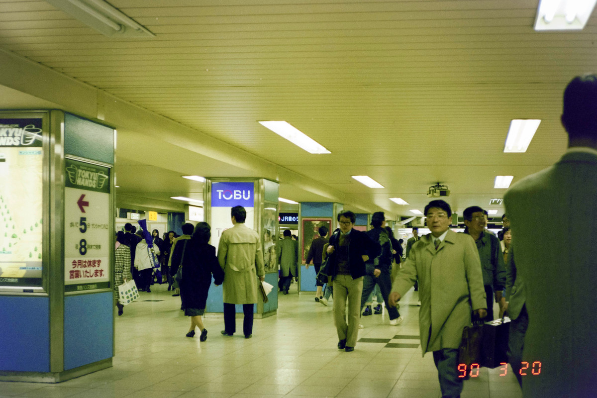 Bên trong ga Ikebukuro.