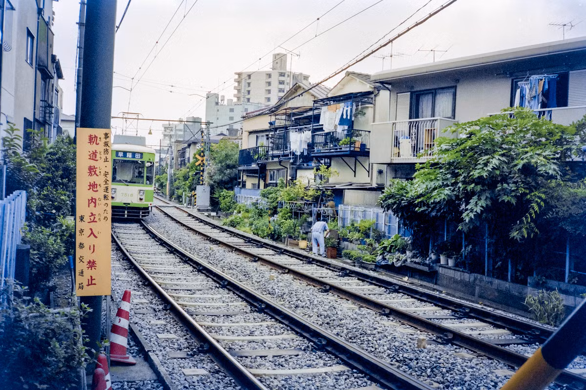 Một người đàn ông làm vườn bên tuyến đường sắt gần ga Ikebukuro.