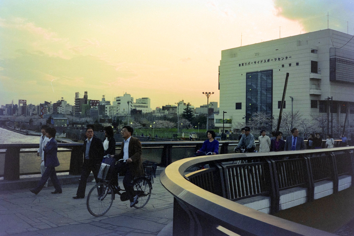 Cầu dành cho người đi bộ ở sông Sumida.