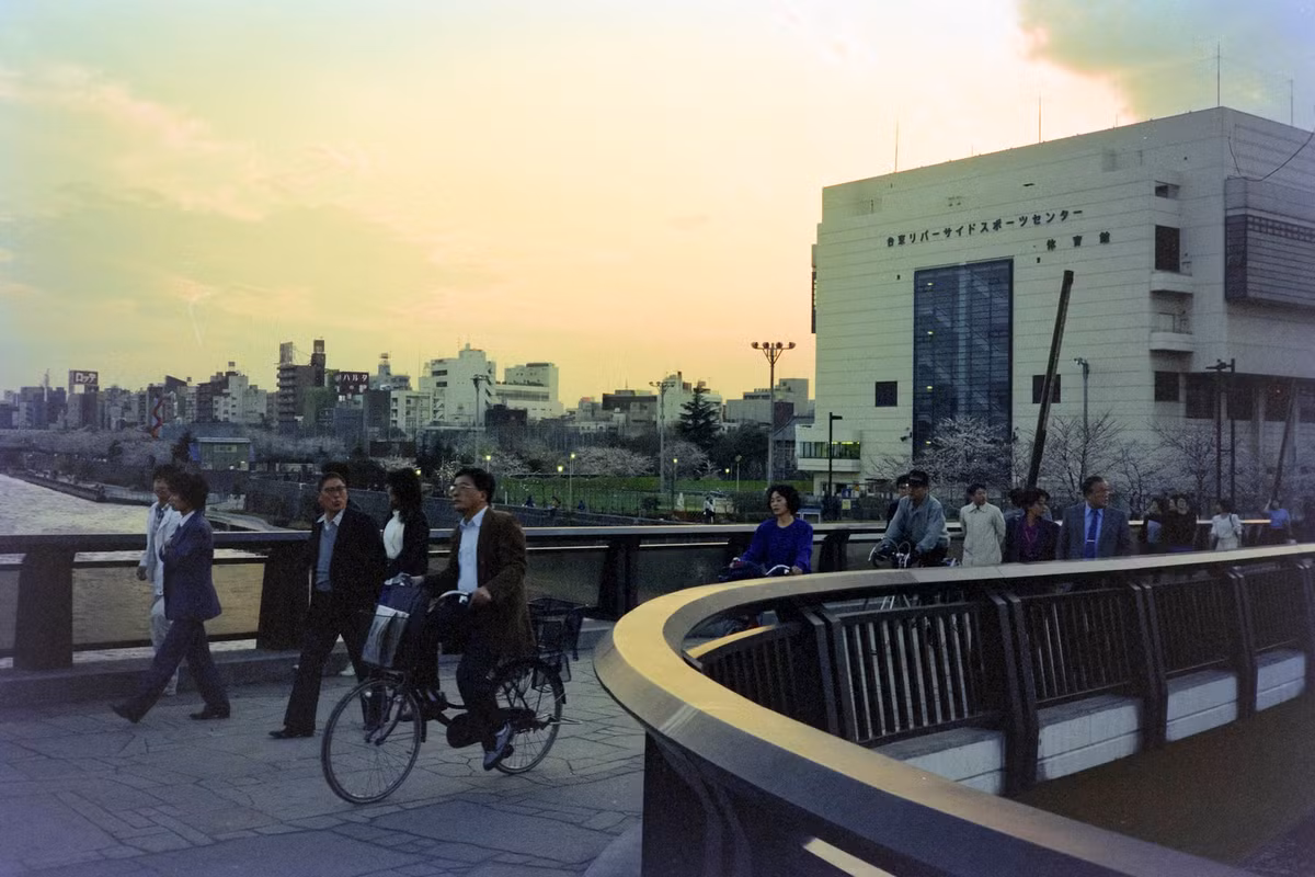 Cầu dành cho người đi bộ ở sông Sumida.