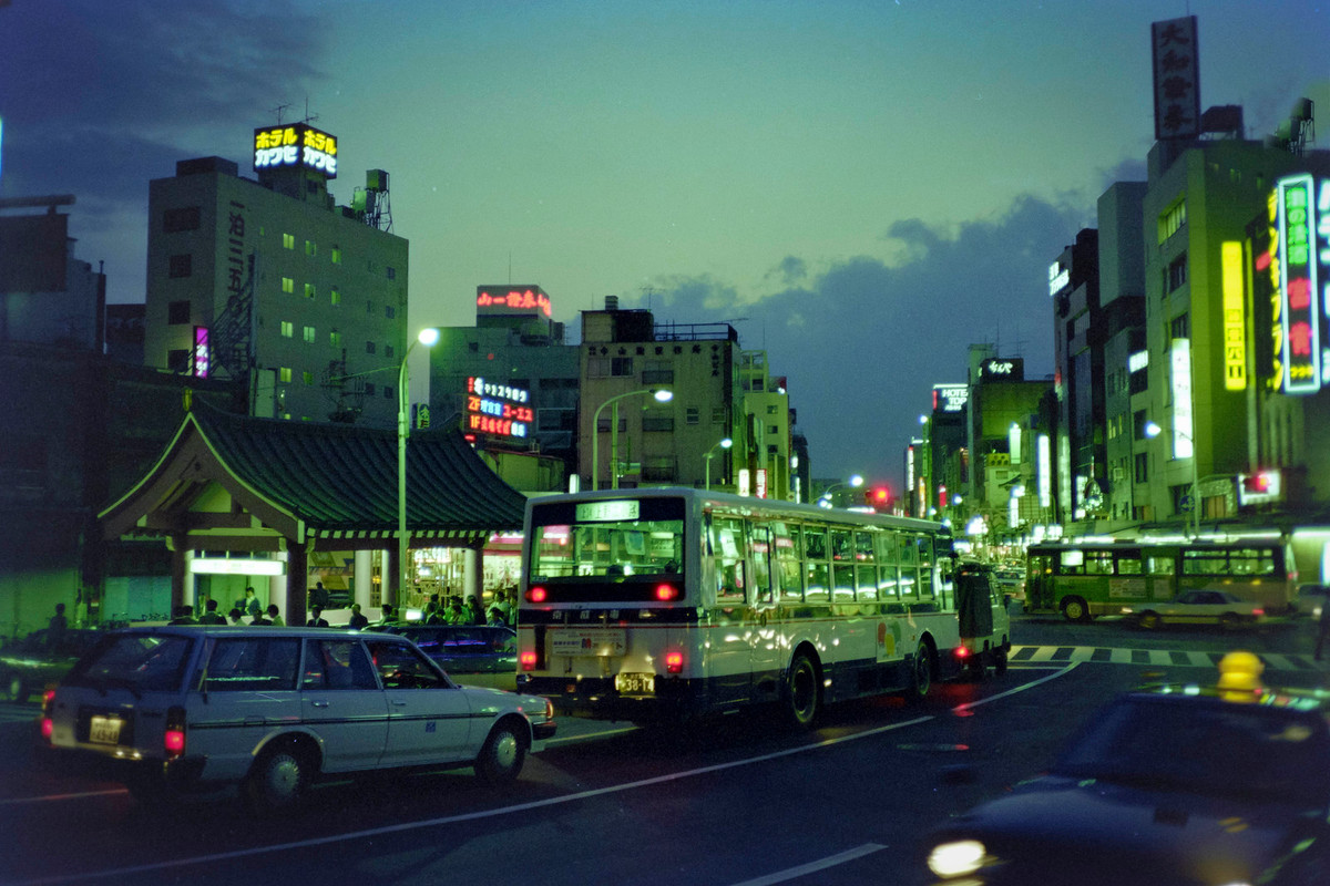 Cảnh đường phố về đêm gần ga Asakusa.