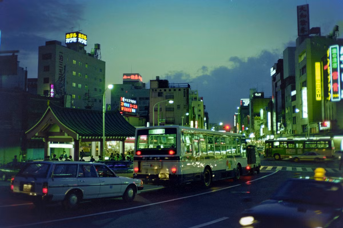 Cảnh đường phố về đêm gần ga Asakusa.