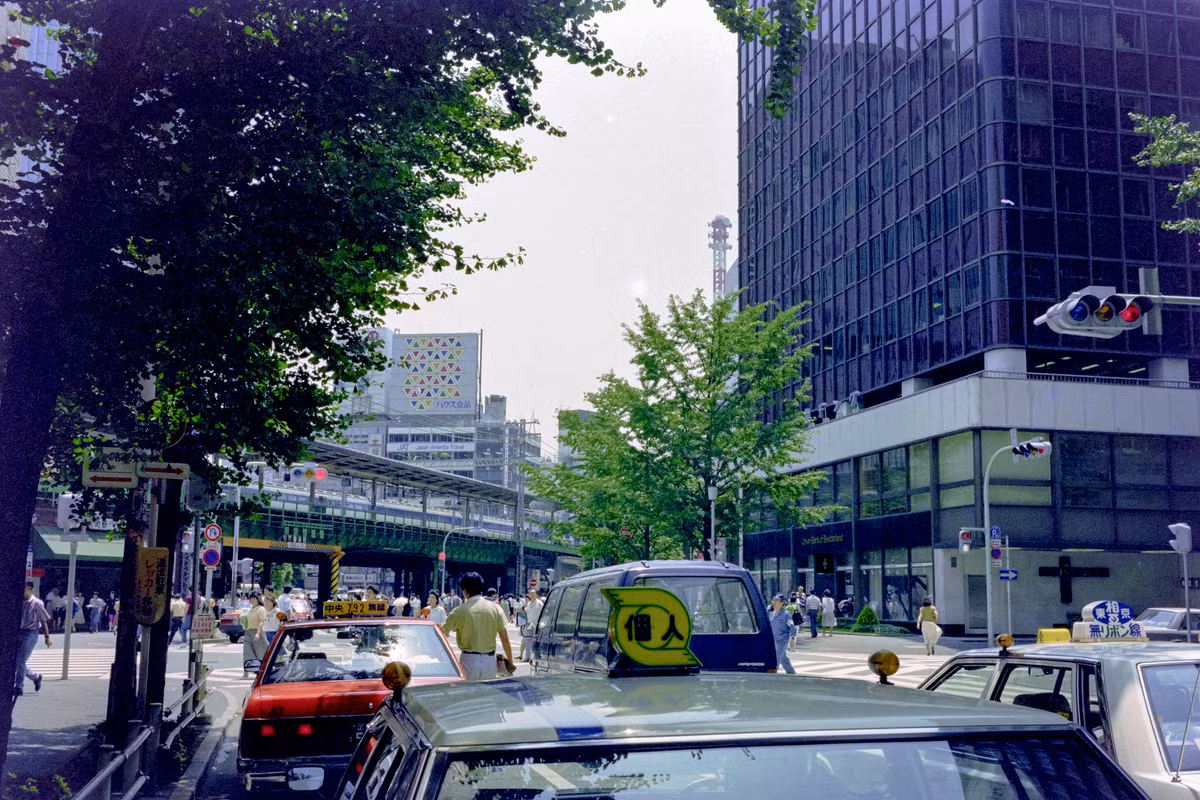 Đường phố ở Yurakucho, khu kinh doanh nằm giữa Ginza và công viên Hibiya.