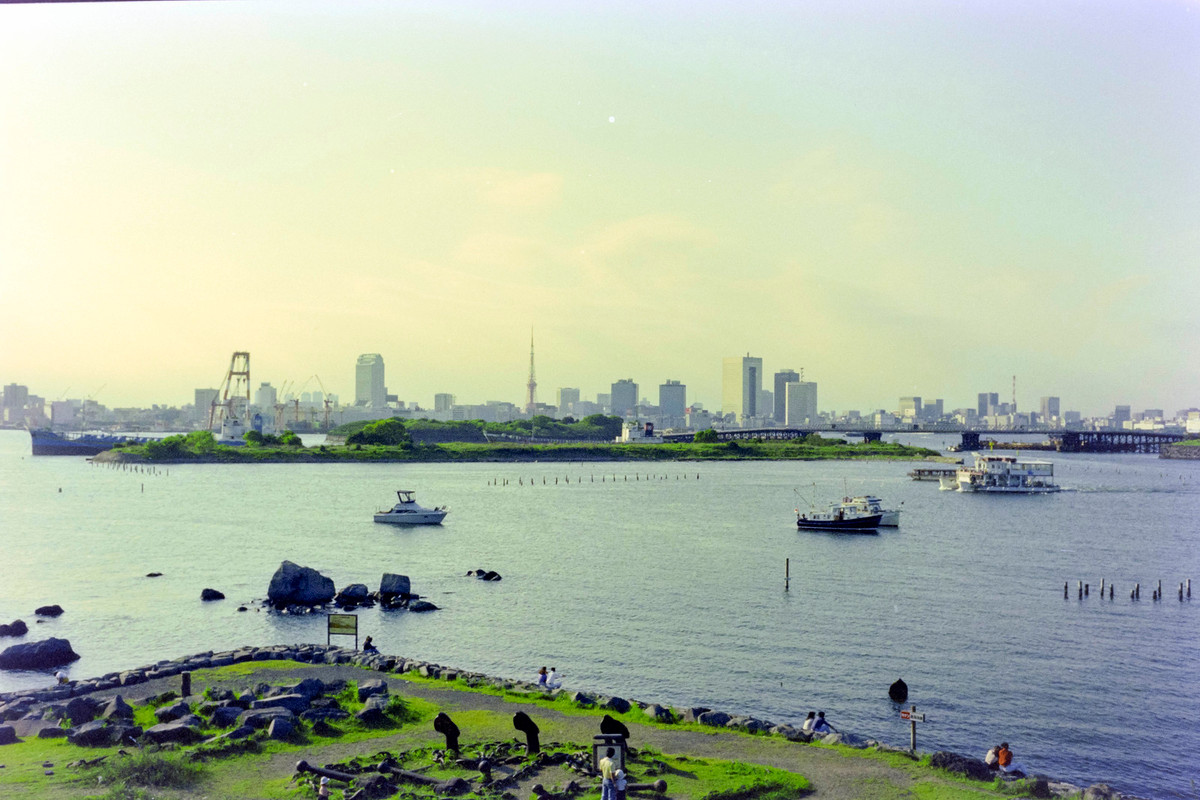 Vịnh Tokyo nhìn từ công viên ven biển Kasai, một ngày chủ nhật, Tokyo năm 1990. Ảnh: Jean-Marc Celinan Flickr.