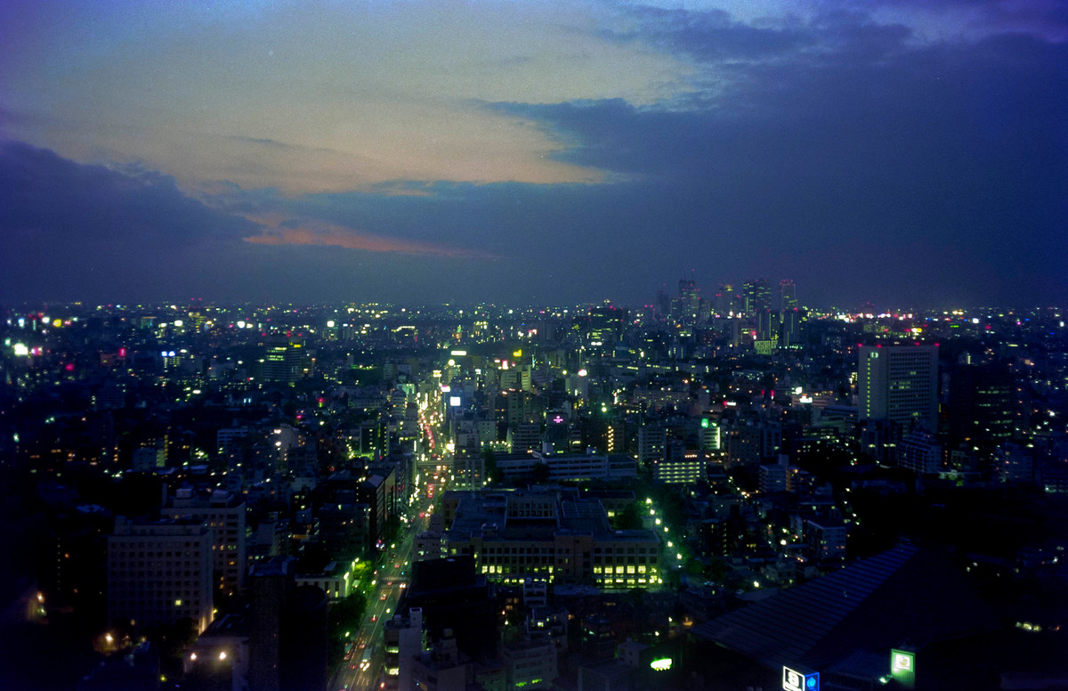 Một góc Tokyo năm 1990 nhìn từ tháp Tokyo.