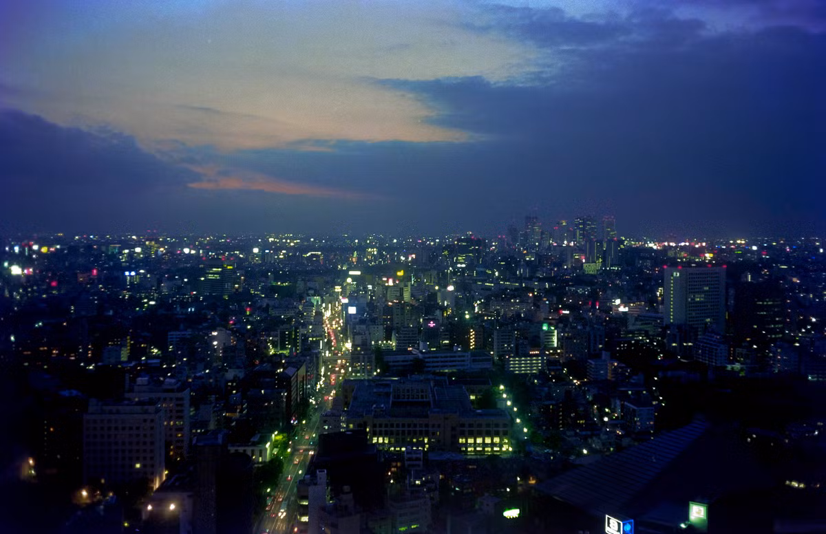 Một góc Tokyo năm 1990 nhìn từ tháp Tokyo.