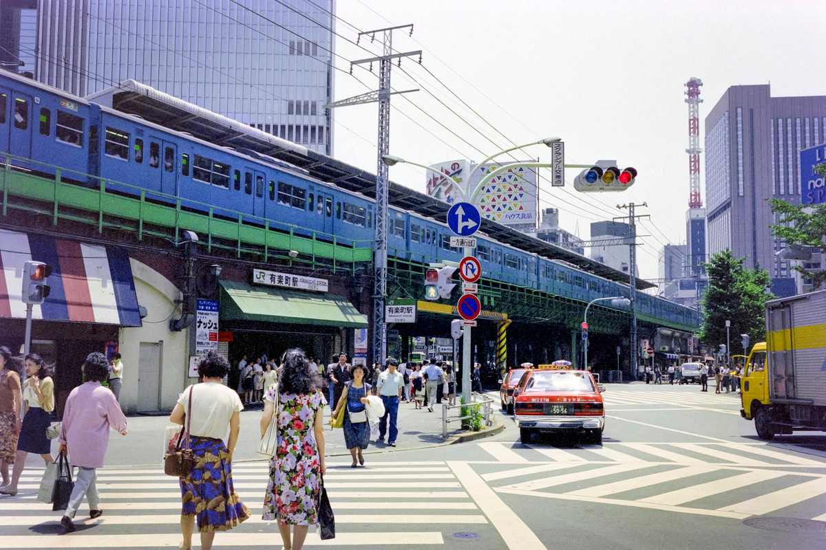 Bên ngoài ga Yurakucho.