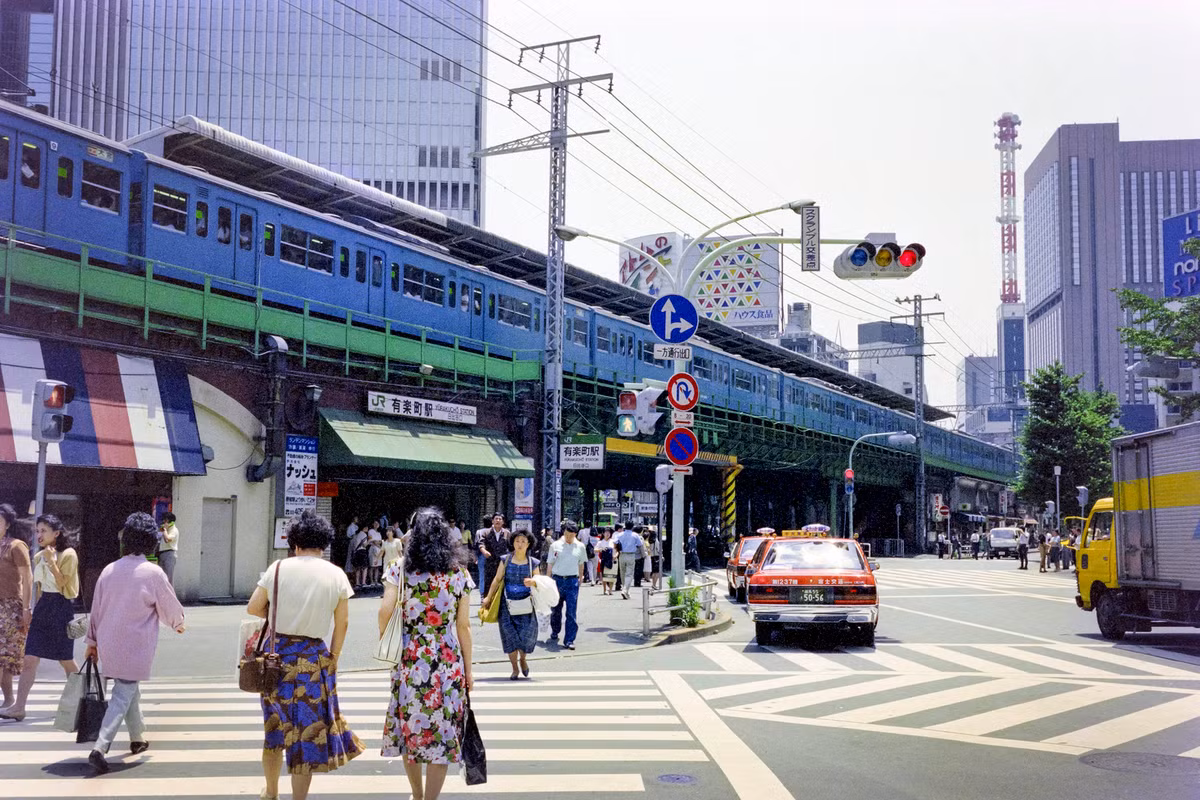 Bên ngoài ga Yurakucho.