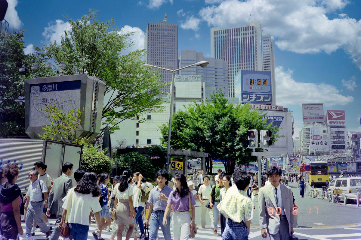 Những người trẻ tuổi ở khu phố thời thượng Shinjuku, Tokyo năm 1990. Ảnh: Jean-Marc Celinan Flickr.