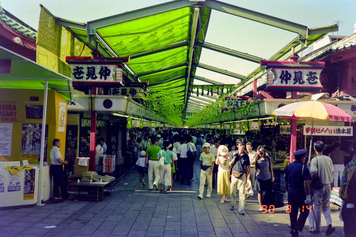 Khu phố thương mại trước chùa Senso-ji.